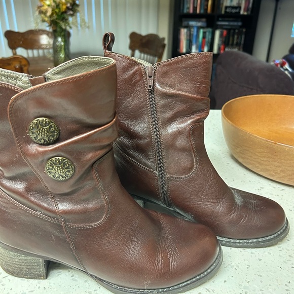 Brown leather boots - Picture 4 of 4